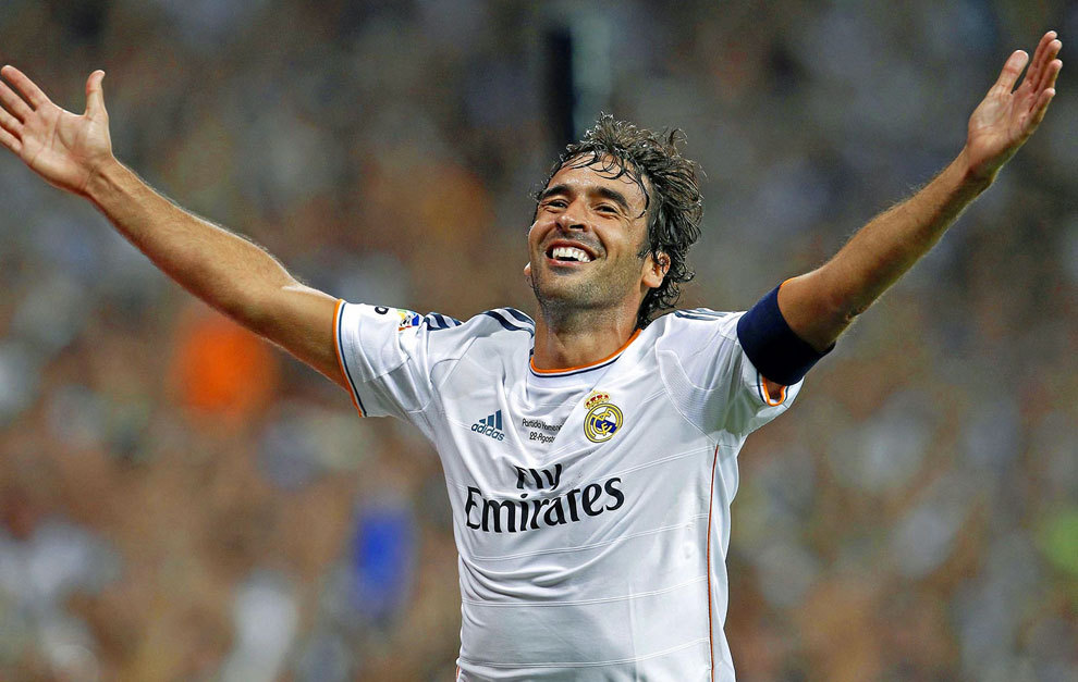 Raúl, con el brazalete de capitán, celebra un gol vestido del Real...