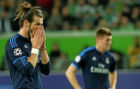 Bale, en primer plano, y Kroos, al fondo, se lamentan ante el...