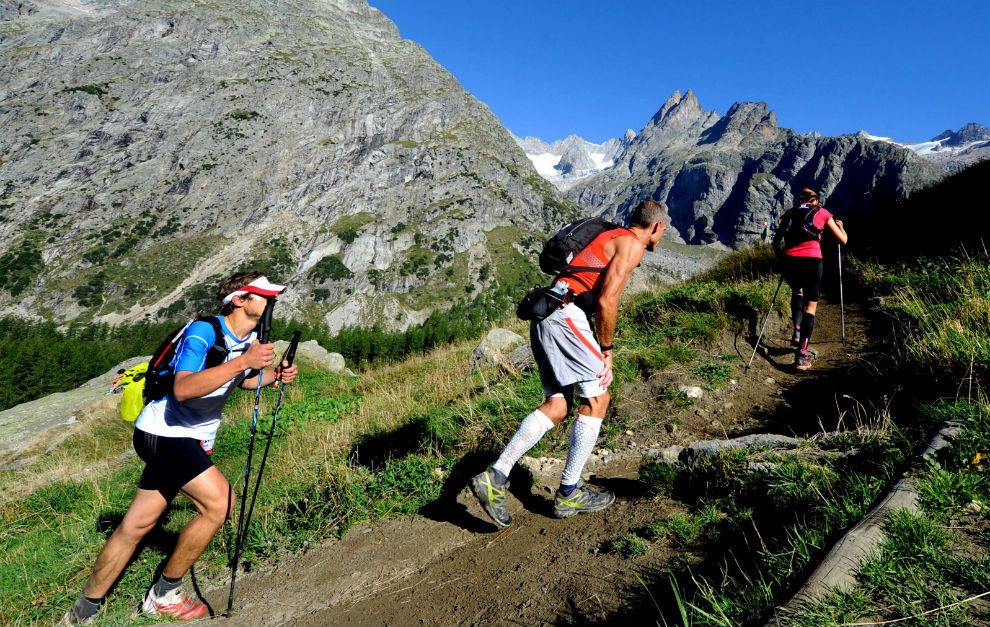 Tres corredores durante la edicin del Ultra Trail del Mont Blanc de...