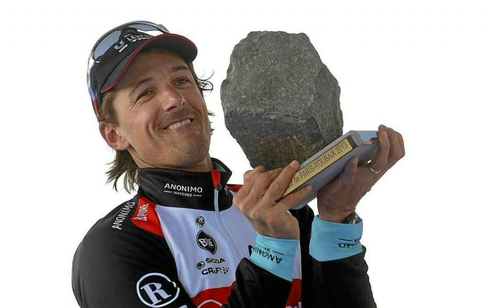 Cancellara levanta su tercer trofeo de Pars-Roubaix.