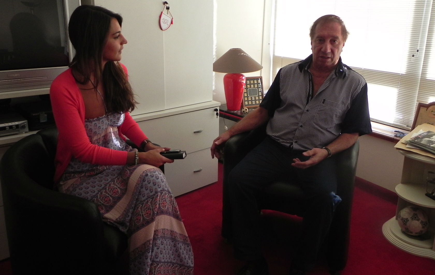 La periodista de MARCA charla con Bilardo en su despacho de Buenos...