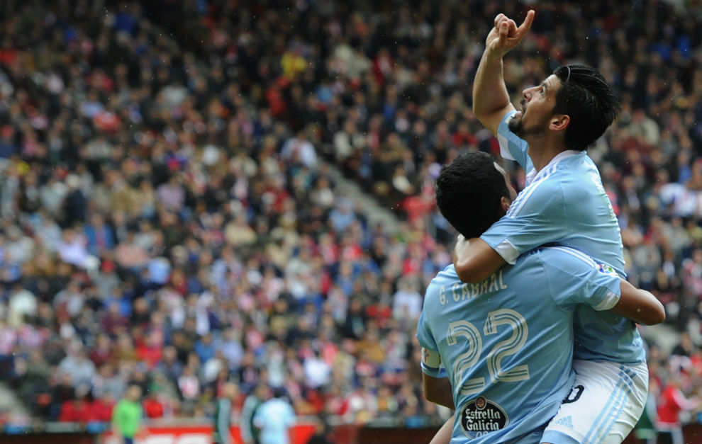 Nolito señala al cielo mientras celebra su gol abrazado con Cabral.