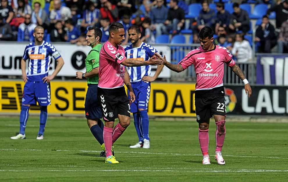 Nano celebra con su capitn Suso el primer gol del Tenerife en...