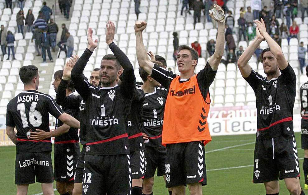 Los jugadores del Albacete celebran su victoria sobre el csped del...