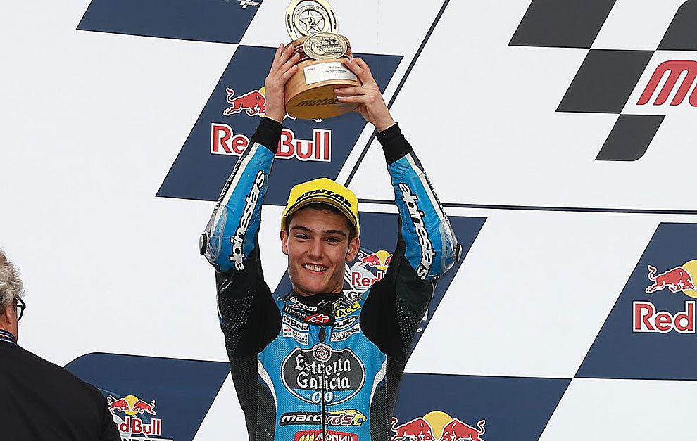 Jorge Navarro levanta en el podio el trofeo como segundo clasificado.