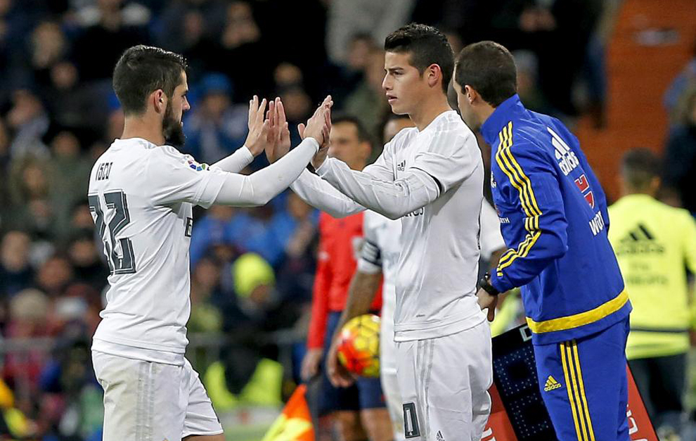 Isco y James, en una sustitucin en un partido del Real Madrid.