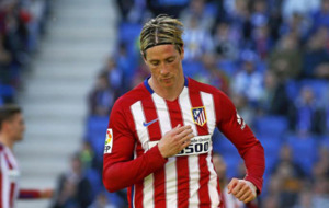 Fernando Torres celebra su diana ante el Espanyol en Cornell
