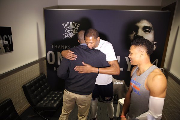 Kobe Bryant y Kevin Durant en el vestuario de los Thunder