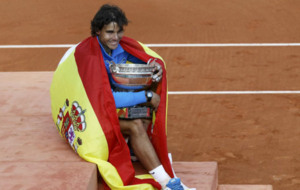 Rafael Nadal, con uno de sus trofeos de Roland Garros