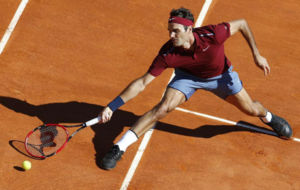 Federer se desliza en la tierra monegasca