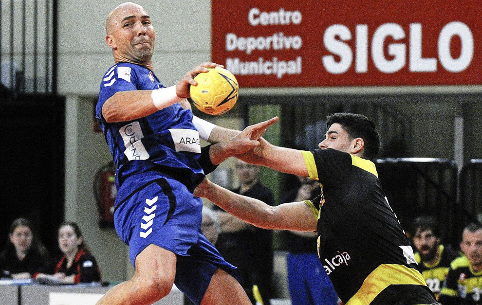 Demetrio Lozano durante un partido de Liga Asobal con el BM Aragn...