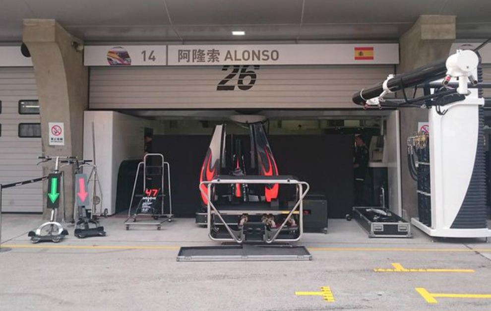 El box de Alonso en China, listo para el espaol.