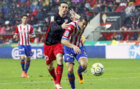 Luis Hernndez se anticipa a Aduriz en un partido con el Sporting.
