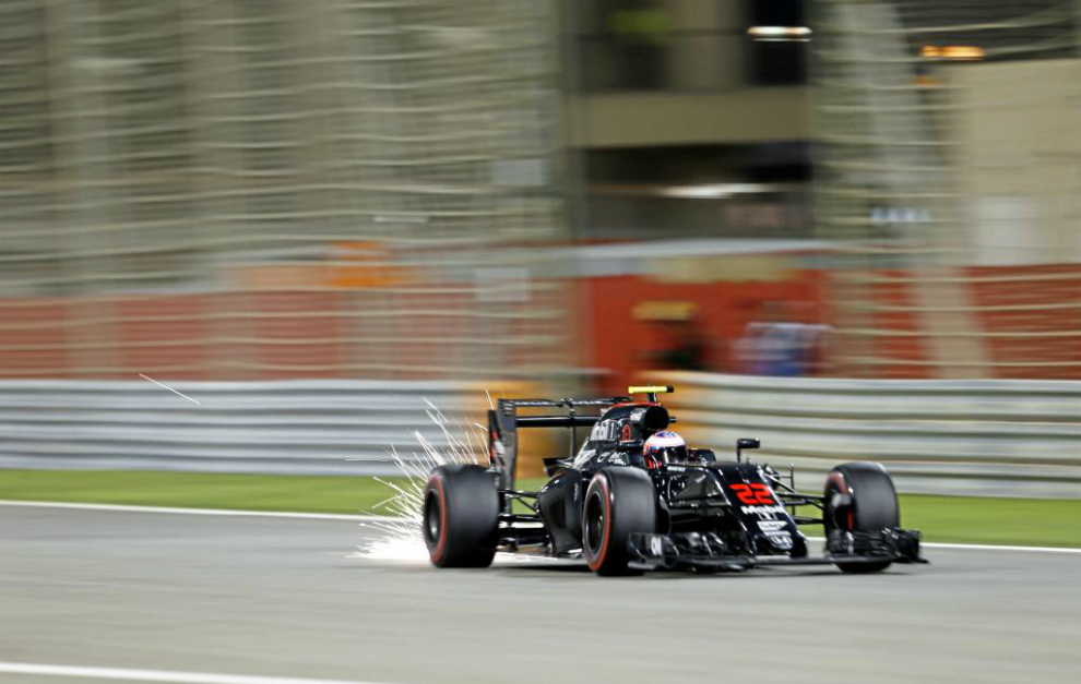 El McLaren de Jenson Button, echando chispas en el Gran Premio de...