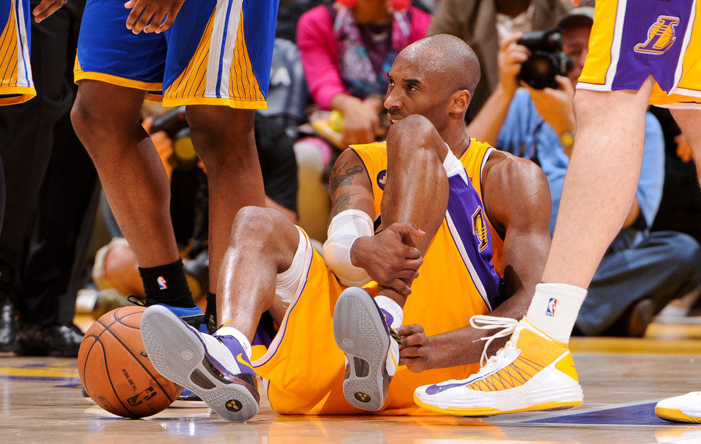 Ante Golden State, Kobe Bryant comienza el calvario de sus lesiones...