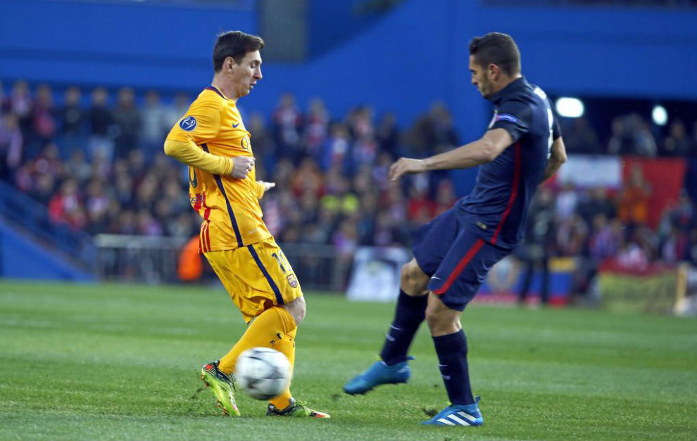 Messi y Kopke durante un lance del partido.