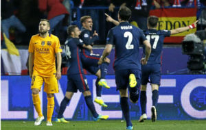 Jordi Alba al acabar el partido mientras los jugadores del Atltico...