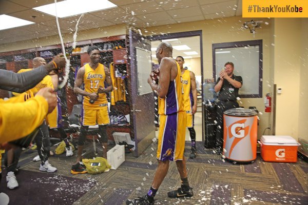 Fiesta en el vestuario de los Lakers tras la retirada de Kobe Bryant