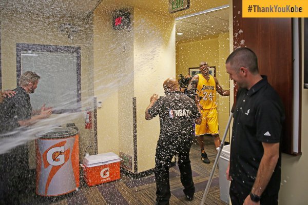 Fiesta en el vestuario de los Lakers tras la retirada de Kobe Bryant