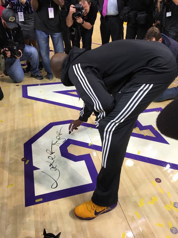 La firma de Kobe Bryant en el Staples Center tras su retirada