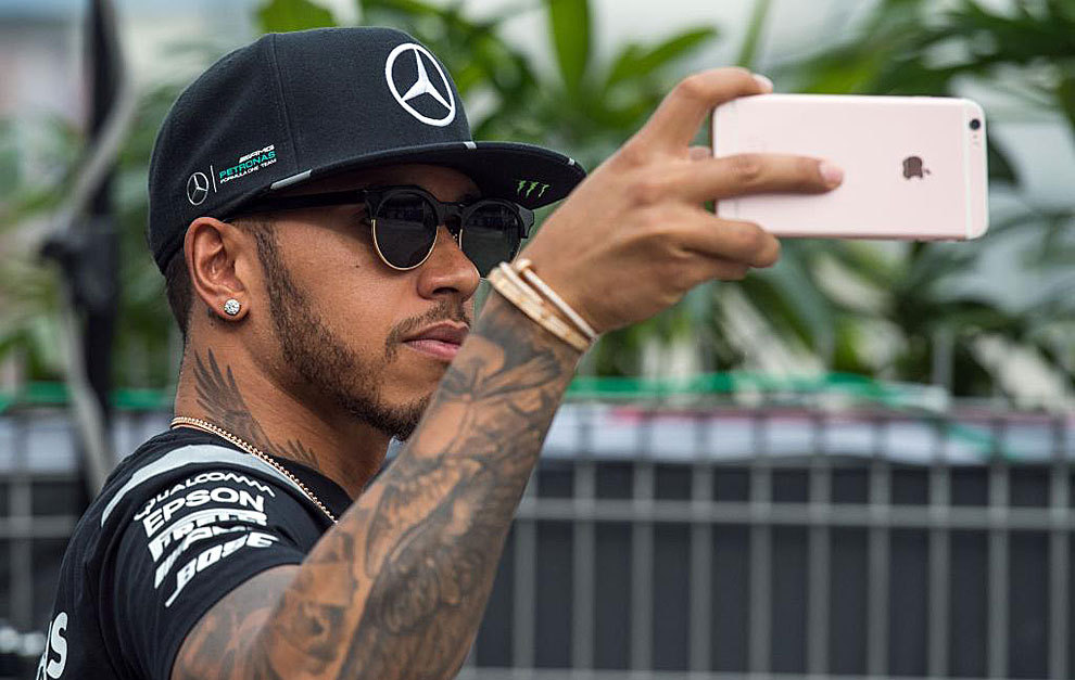 Lewis Hamilton hace un foto con su mvil