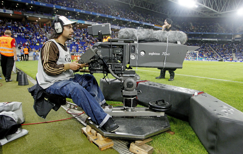 Un cmara de televisin, durante un partido de la Liga.
