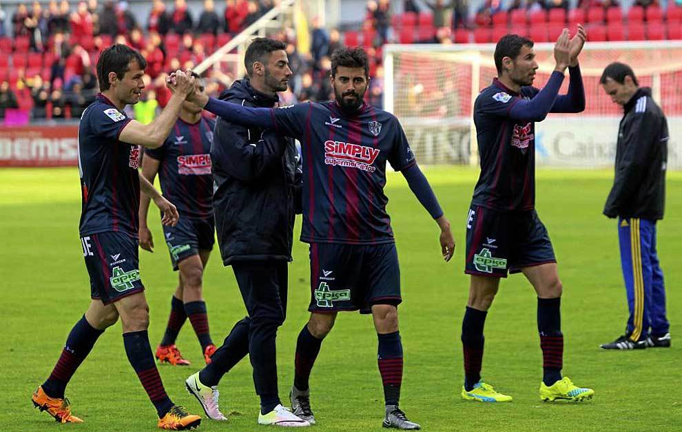 Los jugadores del Huesca celebran con su aficin el triunfo sobre el...