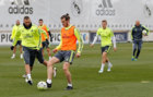 Bale y Benzema pugnan por el baln en el entrenamiento.