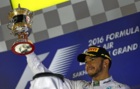 Lewis Hamilton levanta el trofeo como segundo, en el GP de Bahrin.
