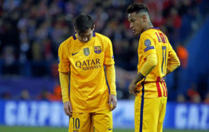 Neymar y Messi conversan antes del lanzamiento de una falta durante el...