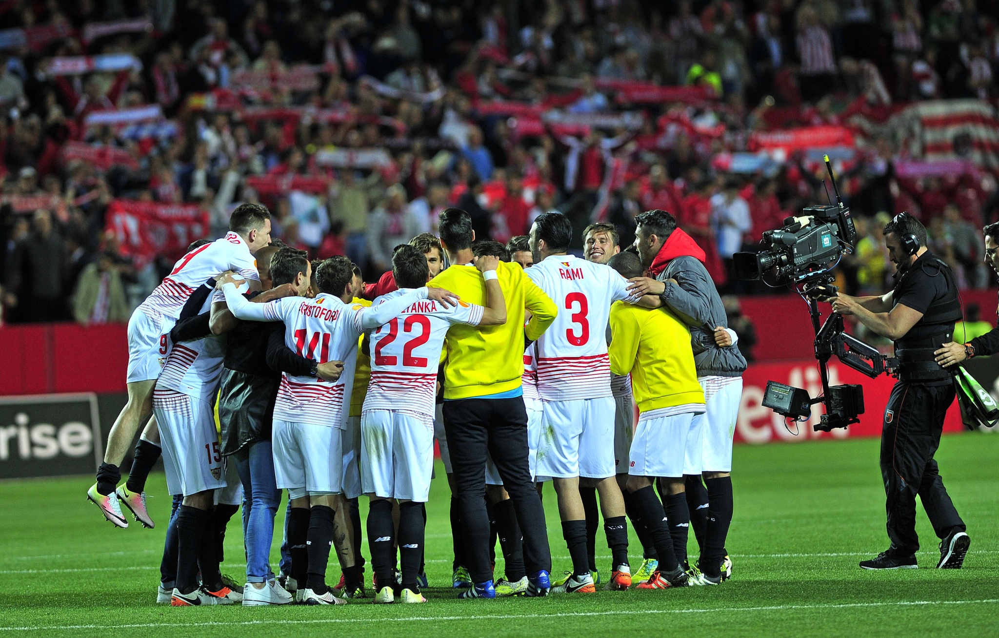 Los jugadores del Sevilla se abrazan tras acceder a semifinales