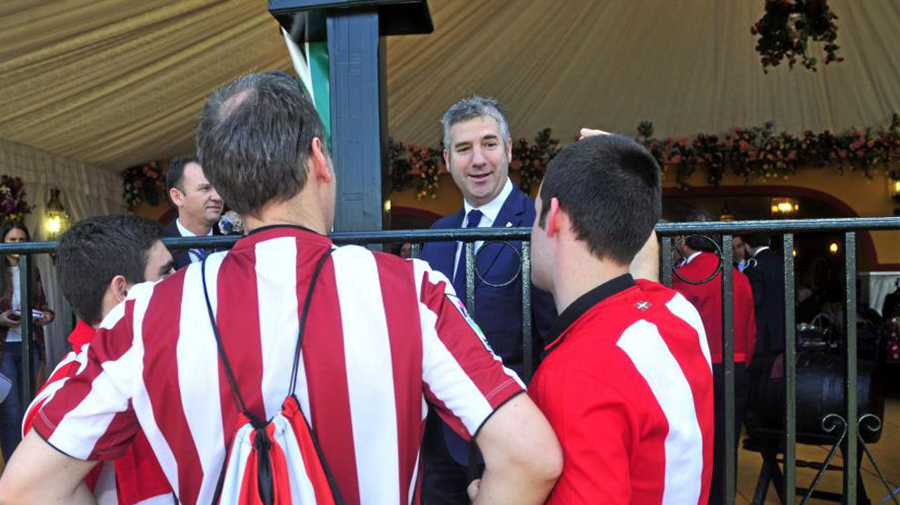 Urrutia charla con aficionados del Athletic.