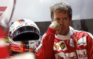 Sebastian vettel, pensativo en el box de Ferrari