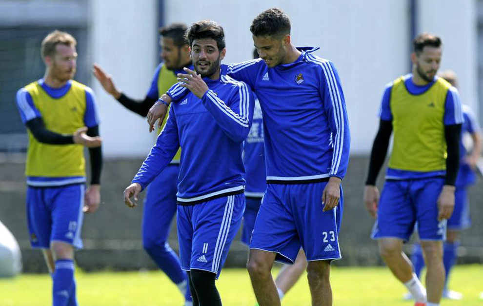 Diego Reyes, junto a Carlos Vela en un entrenamiento de la Real...