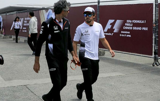 Fernando Alonso y Edoardo Bendinelli, a la salida de la revisin...