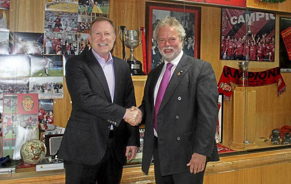 Robert Sarver y Utz Claassen se saludan en la sede del club el pasado...