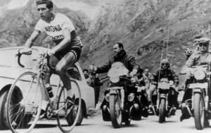 Federico Martn Bahamontes, en una etapa de montaa del Tour de...