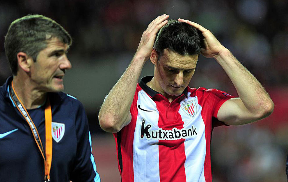 Aduriz leaves the pitch injured against Sevilla
