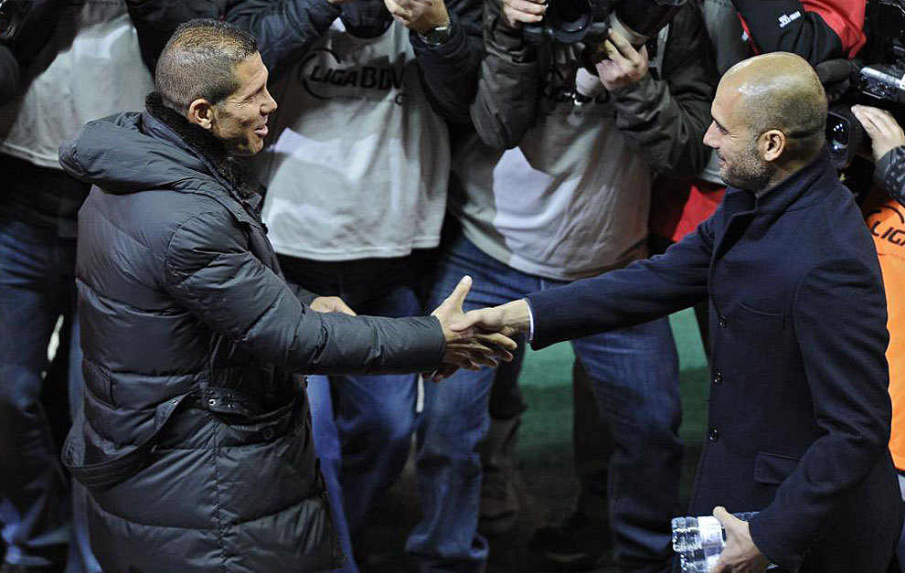 Simeone y Guardiola se saludan en el Atltico-Barcelona disputado en...