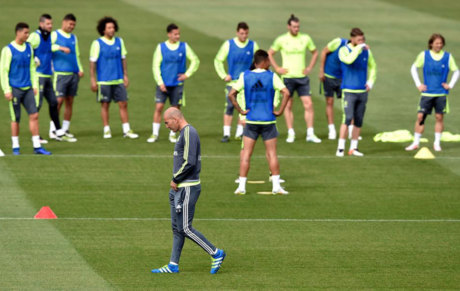 Zinedine Zidane, en un entrenamiento con el Real Madrid.