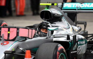 Nico Rosberg llega al 'paddock' tras lograr su primera pole...