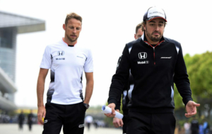 Fernando Alonso y Jenson Button, en el &apos;paddock&apos; del circuito de...