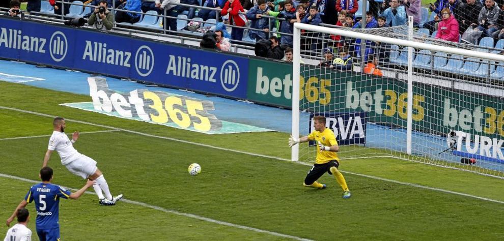El primer gol Benzema a bocajarro tras un sensacional pase de James.