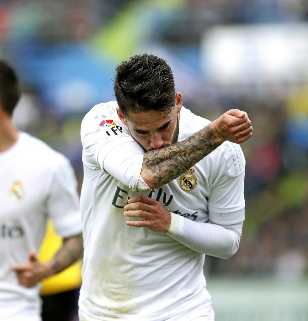 Isco celebra el gol besndose en el brazo lleno de tatuajes.