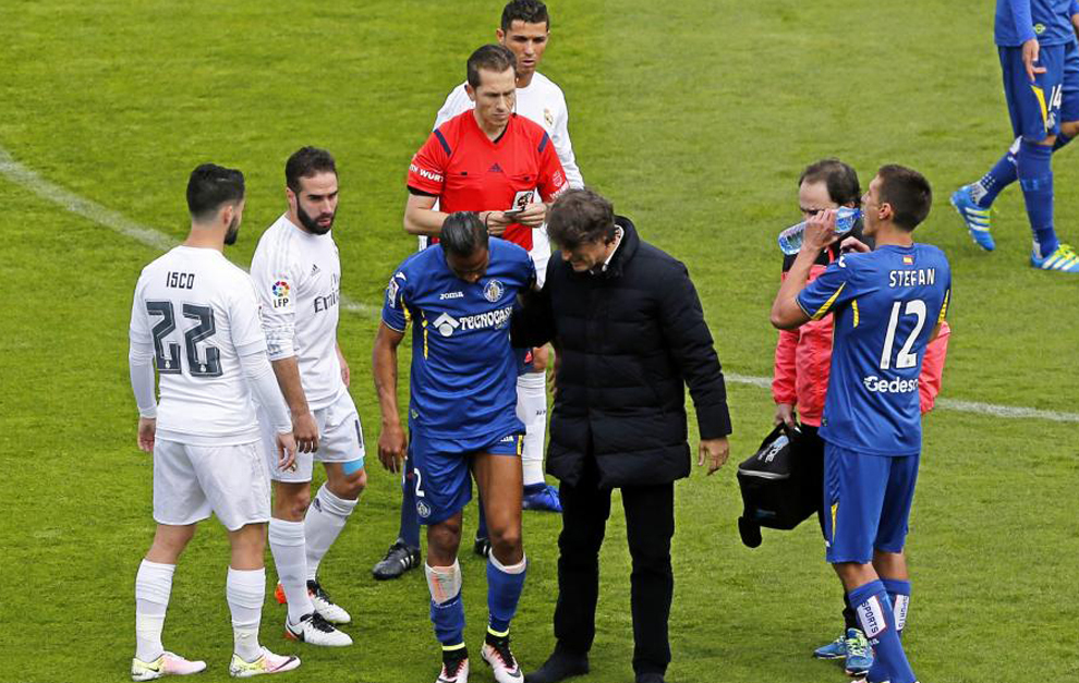 lvaro Pereira, retirndose del terreno de juego contra el Real...