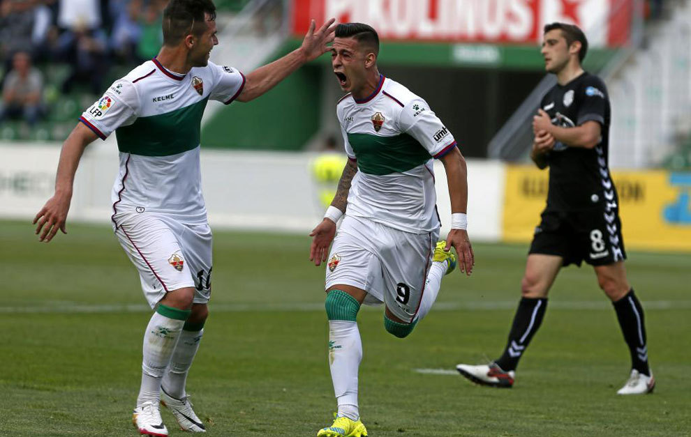Sergio Len celebra el primer gol del Elche.