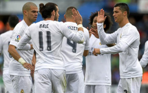 Cristiano y Bale chocan las manos para celebrar un gol en Getafe.