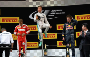 Rosberg celebra la victoria junto a Vettel y Kvyat en el GP de China...