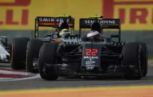 Jenson Button traza una curva durante el GP de China 2016