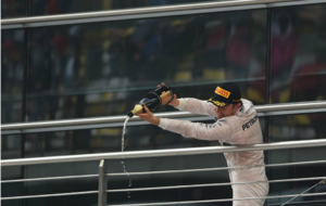 Nico Rosberg celebra en el podio su victoria en el GP de China 2016